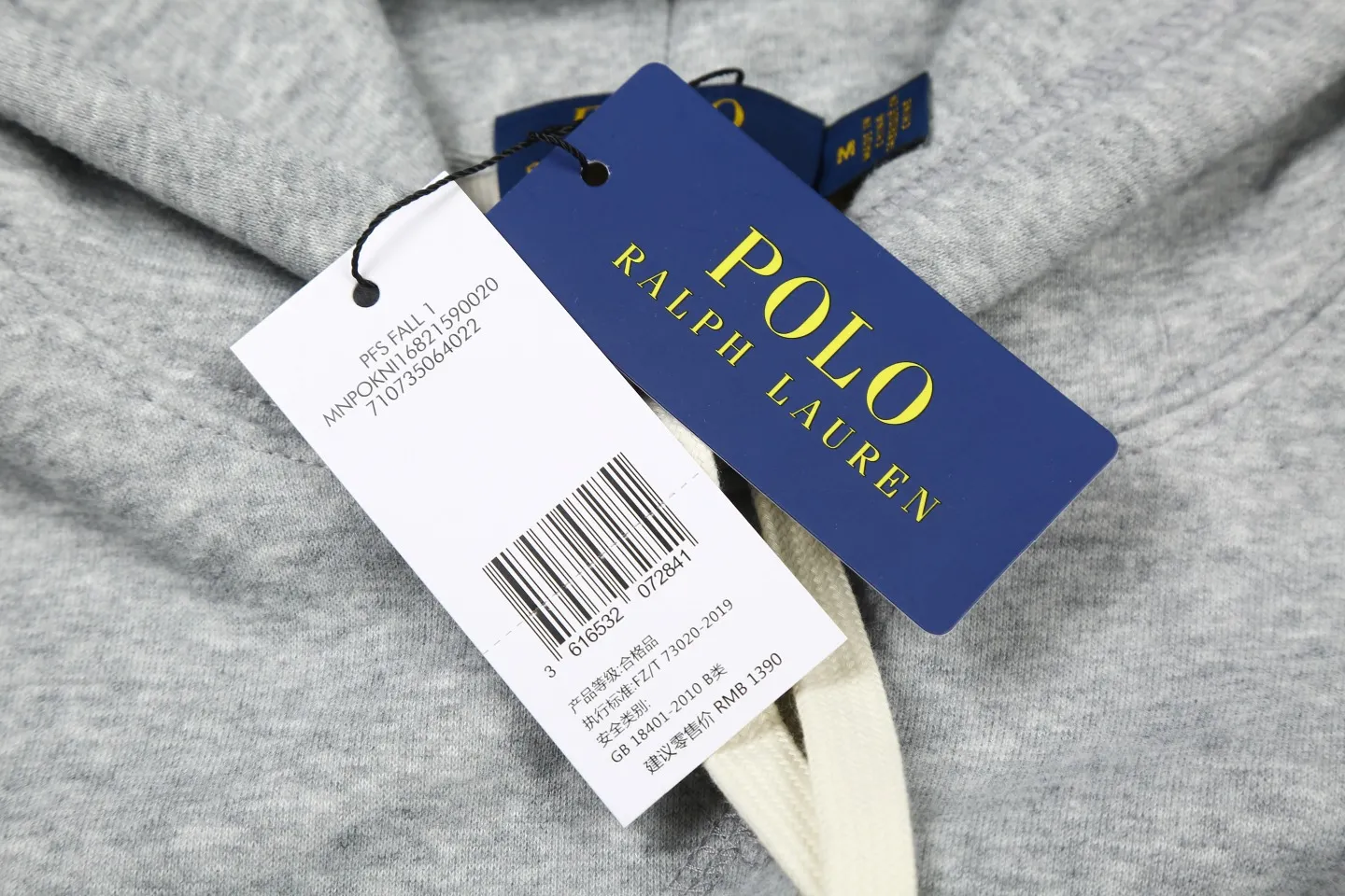 P240 White background picture [Evergreen for all seasons] Style number: 25003# Color: off-white/light pink/light blue/oatmeal gray/light floral gray/dark floral gray/red/brown/black and red label/black and white label/saffron label/hidden white label Size: S to 370g double-sided cotton heavyweight fabric✅ - Original same 7.5CM widened thread processing✅ - Front collar patchwork triangle block, four-needle six-thread topstitch design✅ - RL four-season classic style, loose fit, easy for both men and women to control, simple and clean, versatile, no mistakes, exposed topstitching, patchwork triangle, 1.3cm retro primary color hook drawstring, full of details